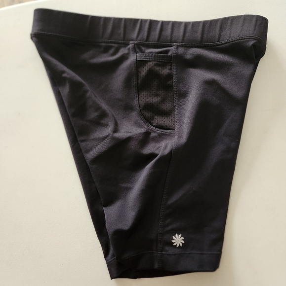 Athleta Womens Black Low Rise Biker Shorts w/Stash Pockets/Style# 683775-Size M - Picture 6 of 10